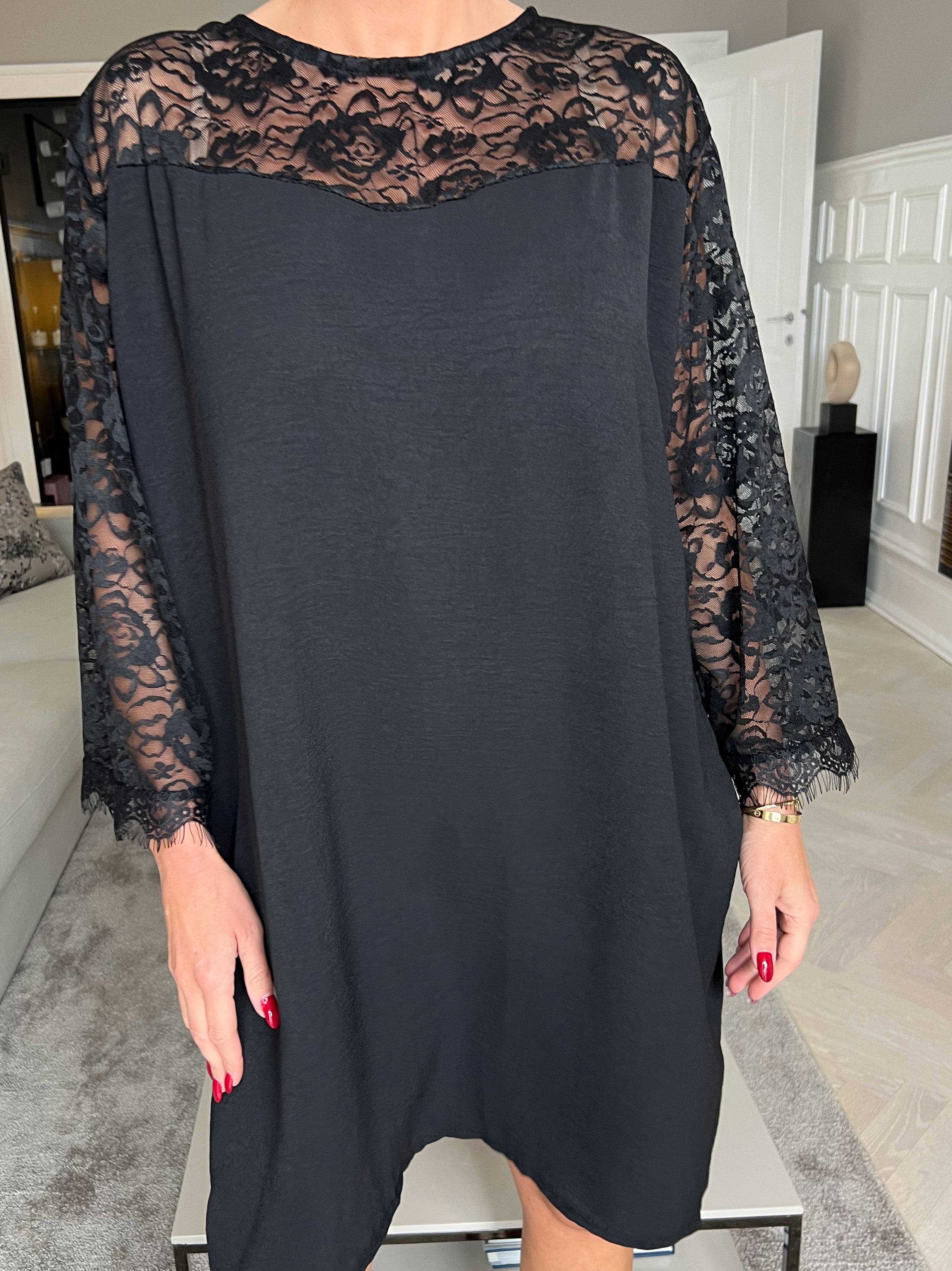 Nadine dress - Söt spetsklänning med rosett i ryggen